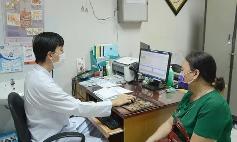 Người cao tuổi tại TP.HCM được khám chữa bệnh tại nhà để phòng dịch Covid-19